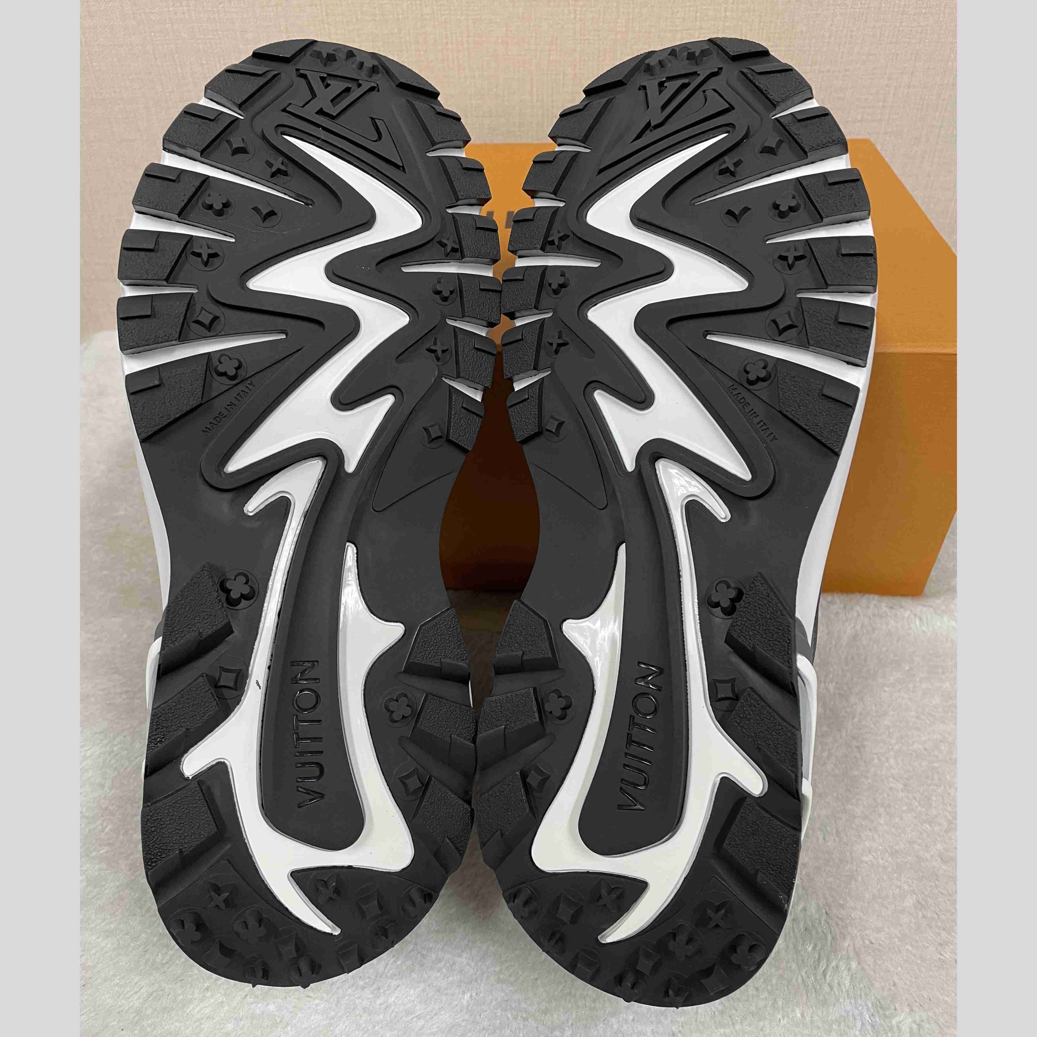 Louis Vuitton LV Runner Tatic Sneaker   1AILJM - DesignerGu