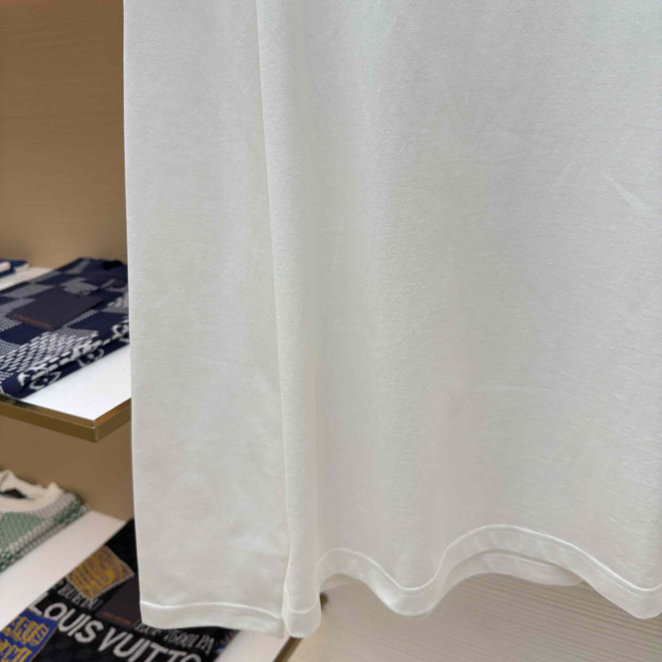 Louis Vuitton Embossed LV Long-Sleeved T-Shirt   1AIOIP - DesignerGu