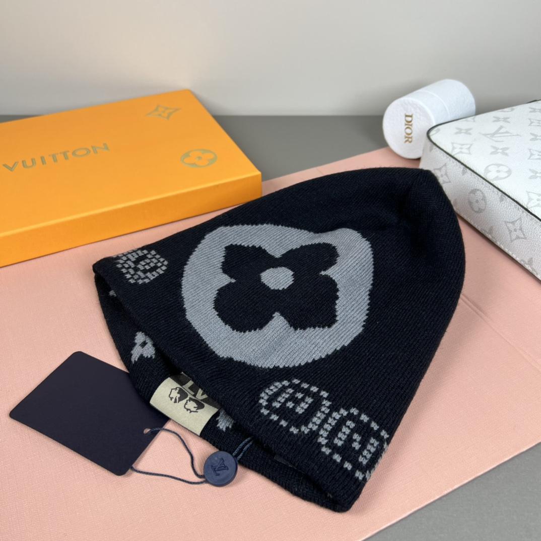 Louis Vuitton LV Fit Monogram Beanie   M5226A - DesignerGu