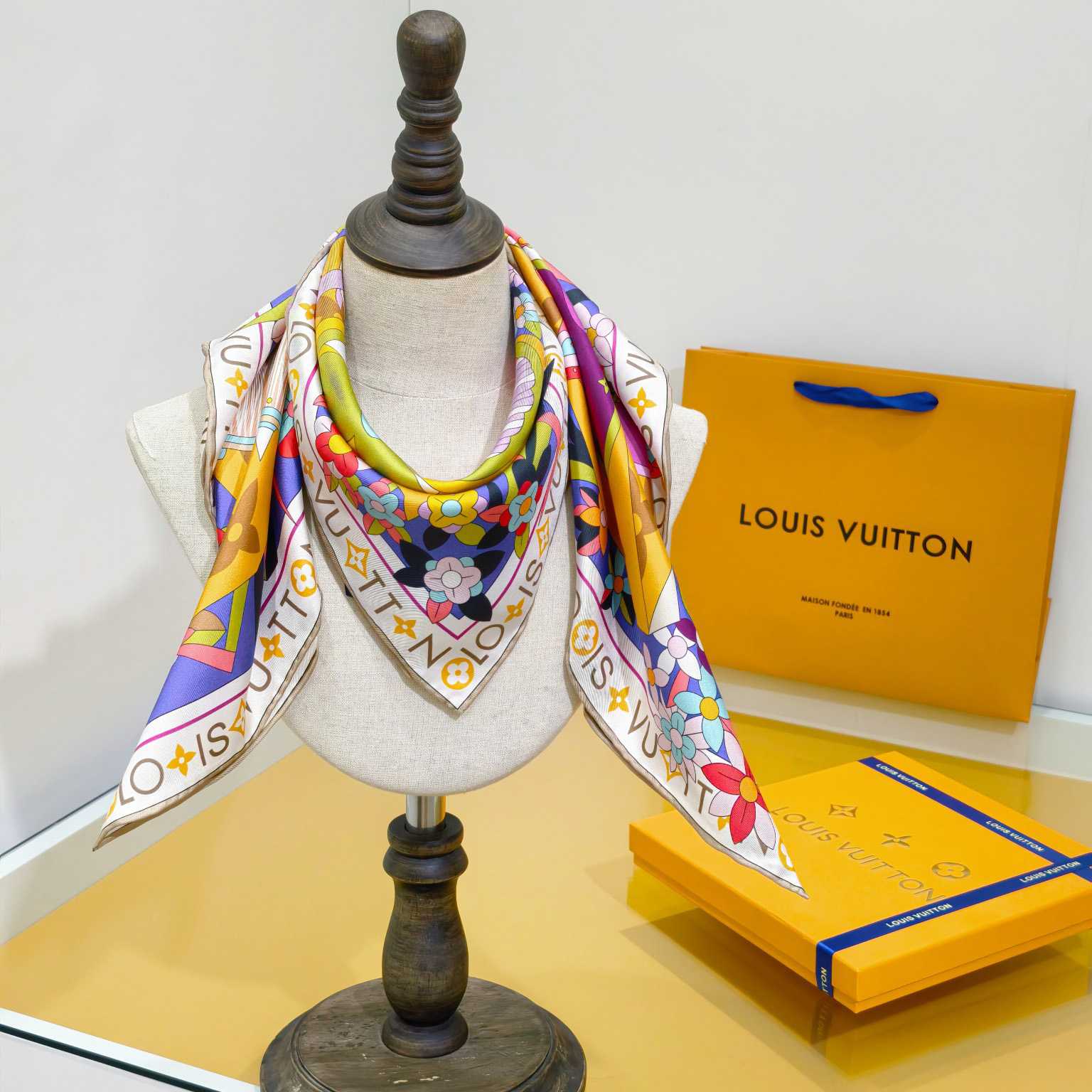 Louis Vuitton Picnic Square 90   M96463 - DesignerGu