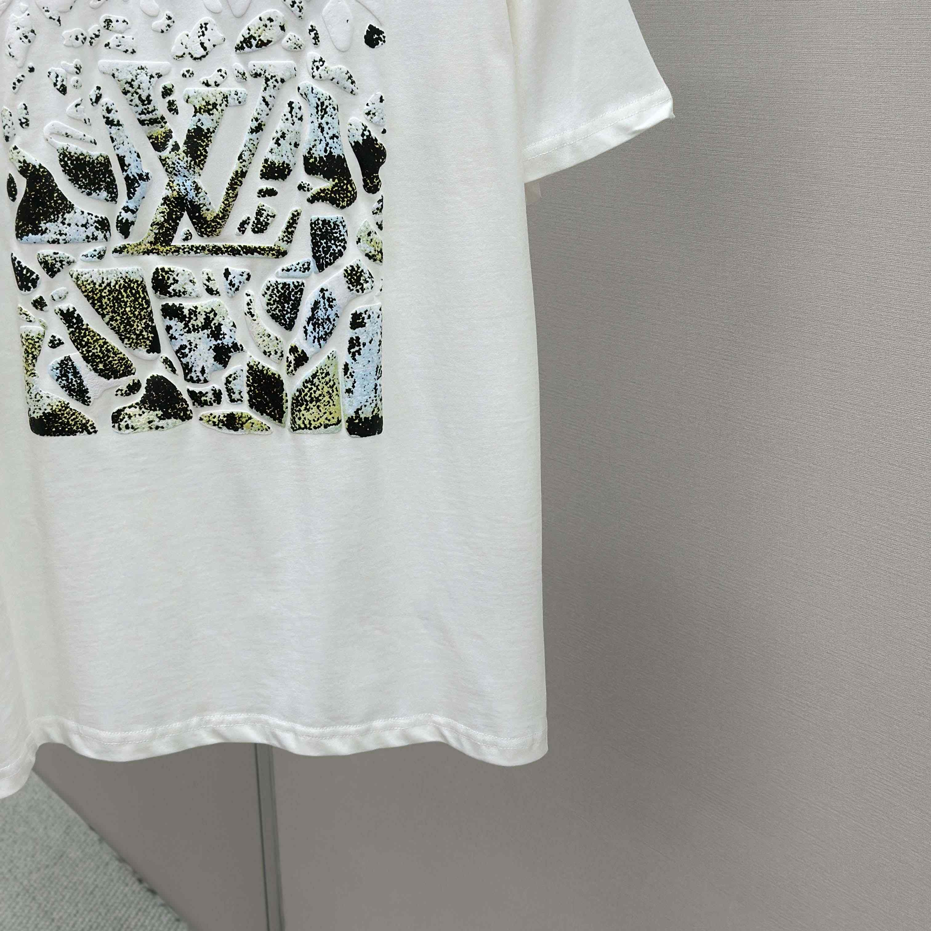 Louis Vuitton Monogram Short-Sleeved Crewneck   1AIJZT - DesignerGu