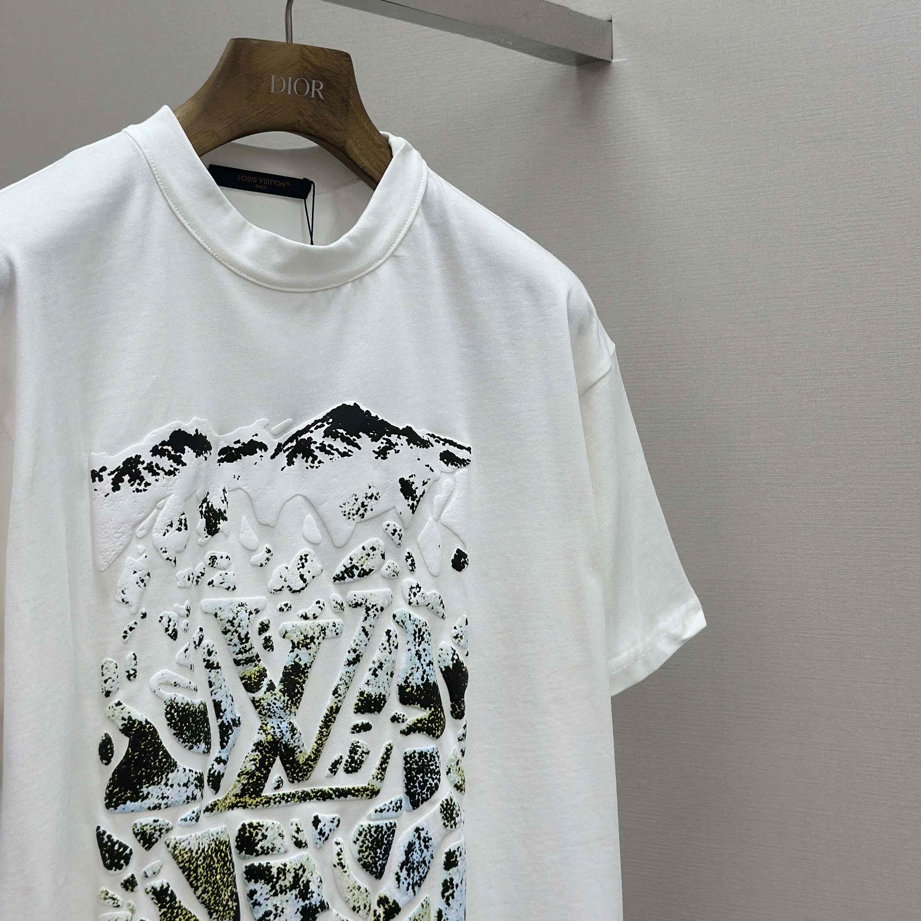 Louis Vuitton Monogram Short-Sleeved Crewneck   1AIJZT - DesignerGu