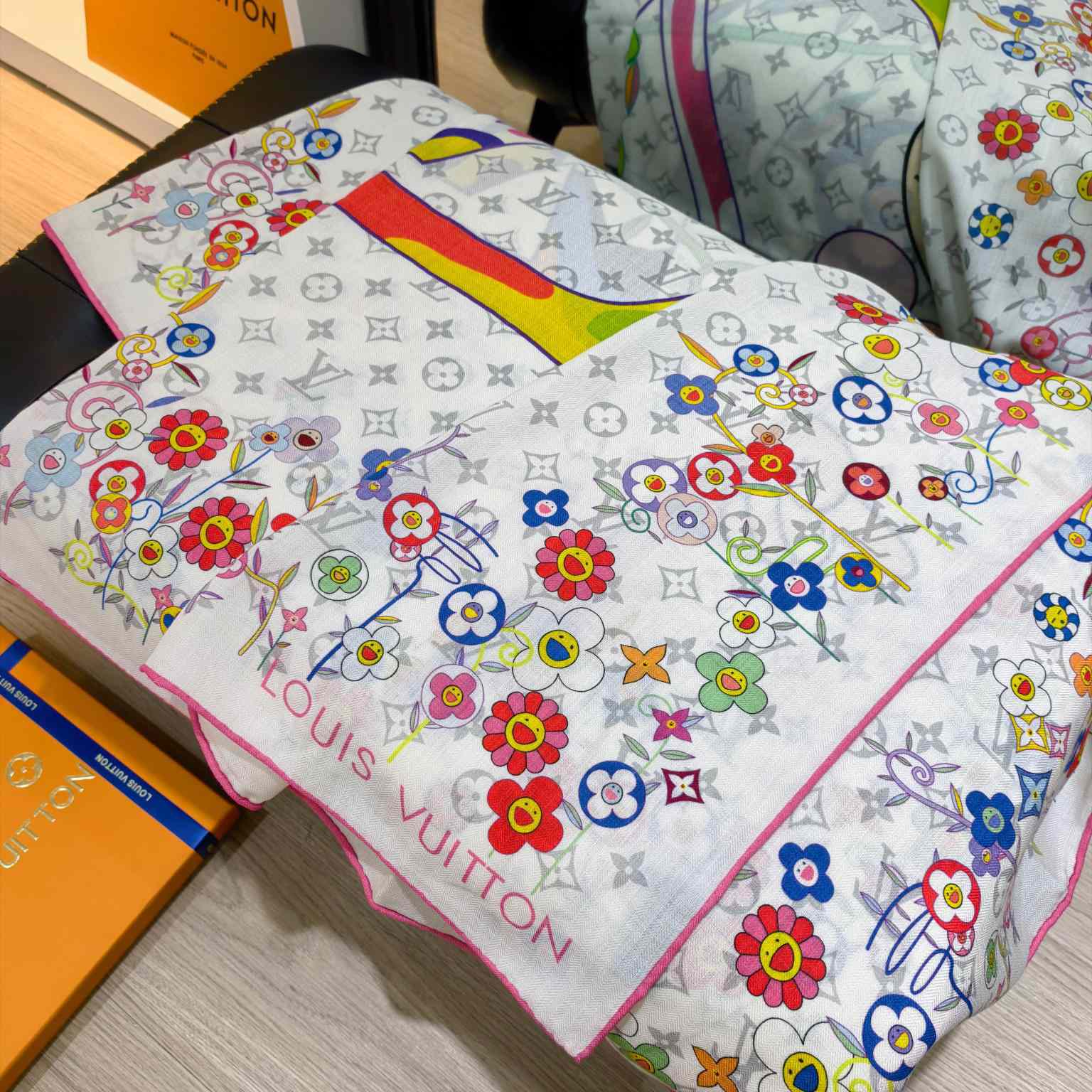 Louis Vuitton LV x TM Monogram Superflat Shawl   M96080 - DesignerGu