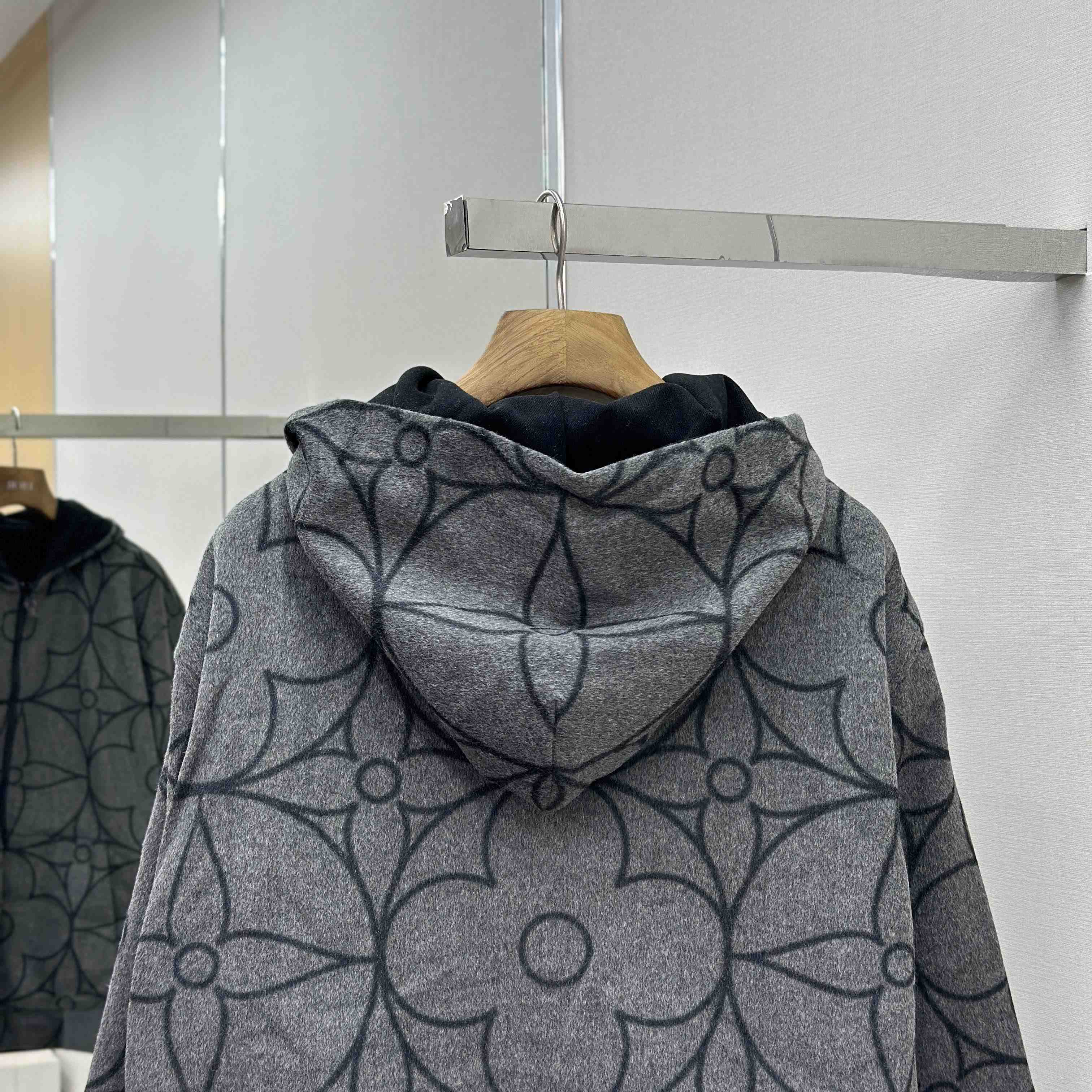 Louis Vuitton Reversible Double Face Hooded Blouson    1AGHXW - DesignerGu