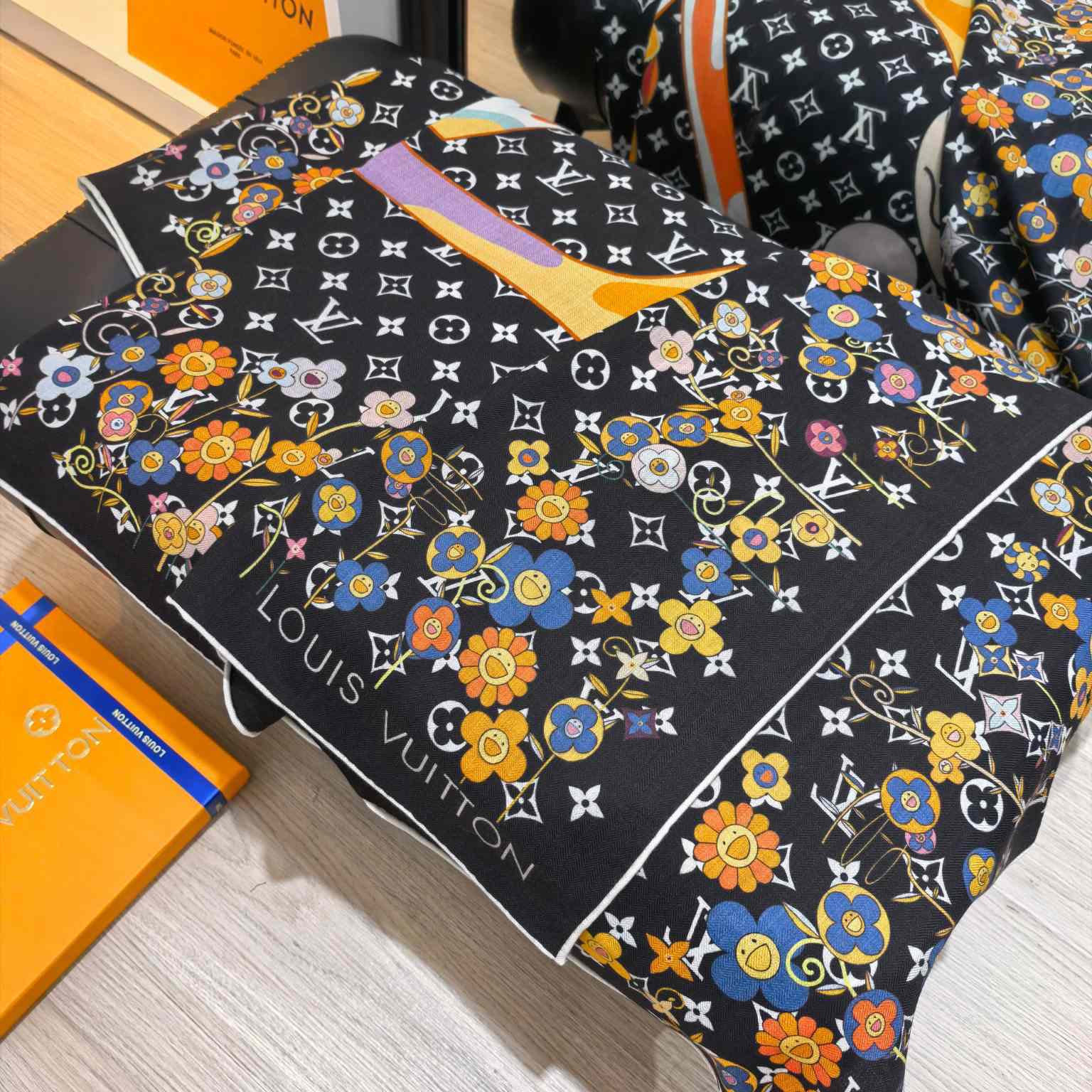 Louis Vuitton LV x TM Monogram Superflat Shawl    - DesignerGu