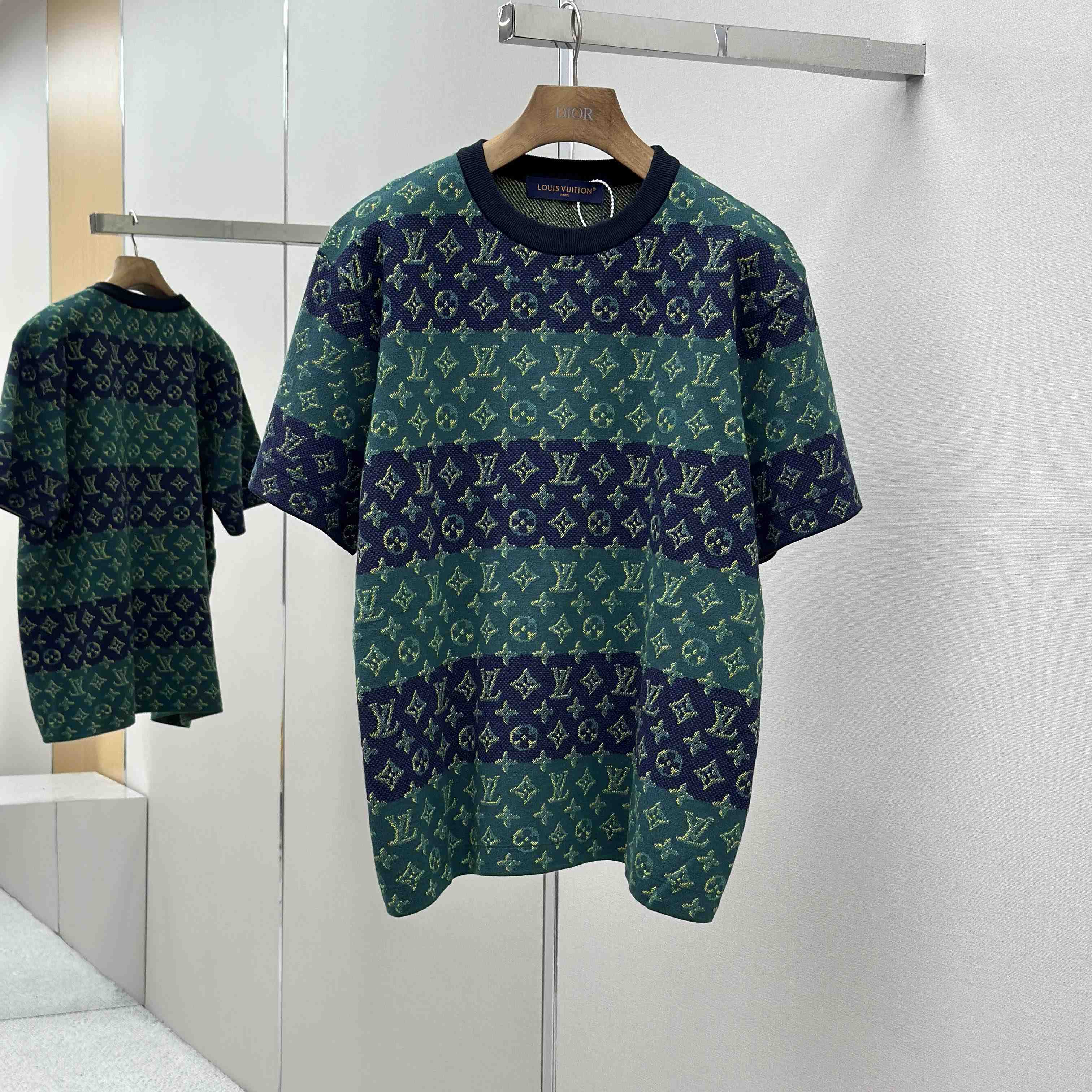 Louis Vuitton Monogram Short-Sleeved Crewneck   1AIJZT - DesignerGu