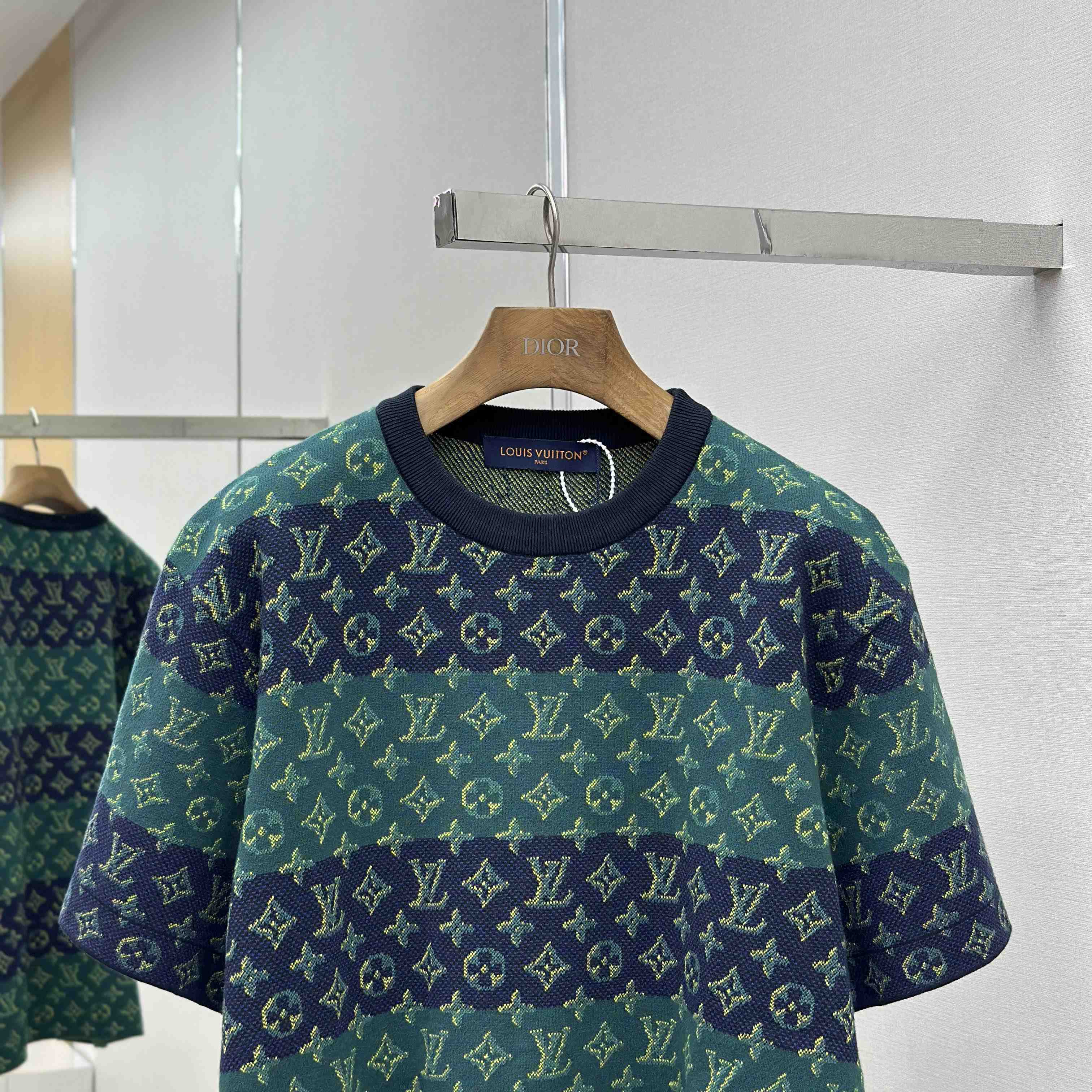 Louis Vuitton Monogram Short-Sleeved Crewneck   1AIJZT - DesignerGu