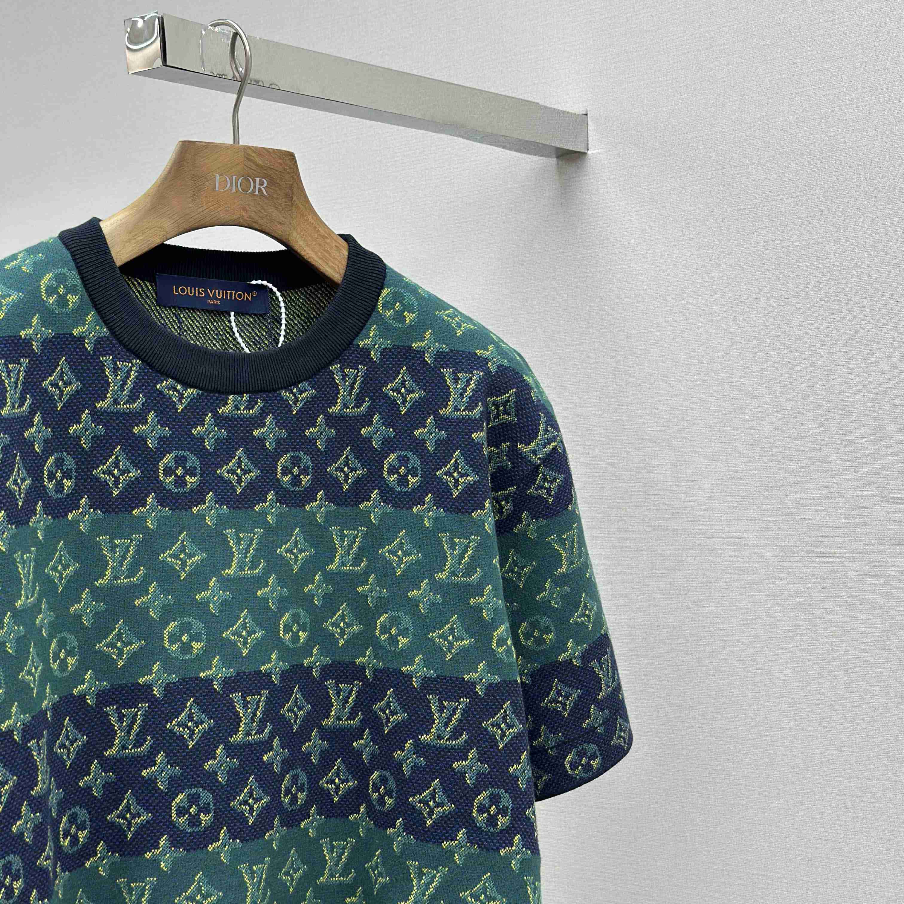 Louis Vuitton Monogram Short-Sleeved Crewneck   1AIJZT - DesignerGu