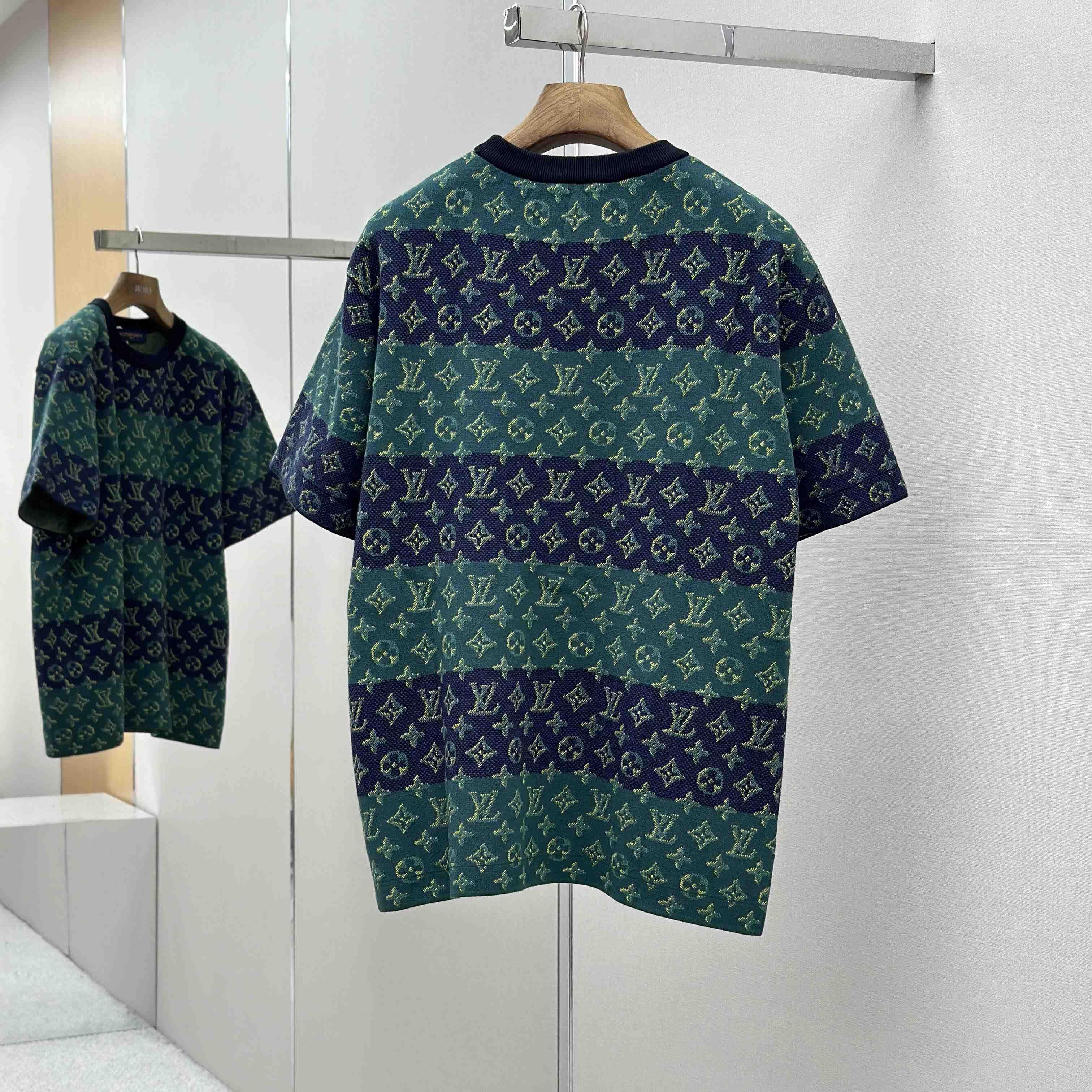 Louis Vuitton Monogram Short-Sleeved Crewneck   1AIJZT - DesignerGu