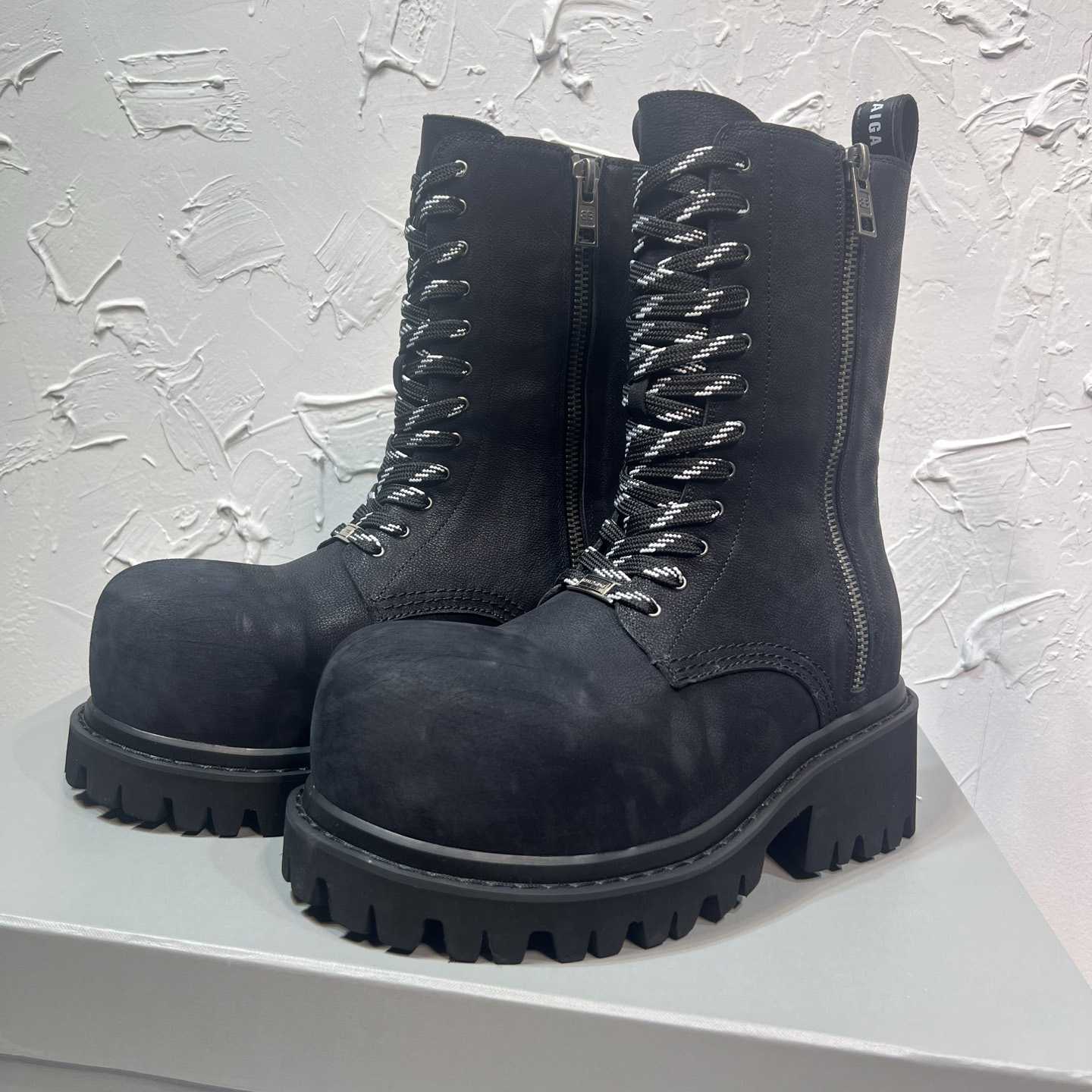 Balenciaga Stomper Zipped Bootie In Black - DesignerGu
