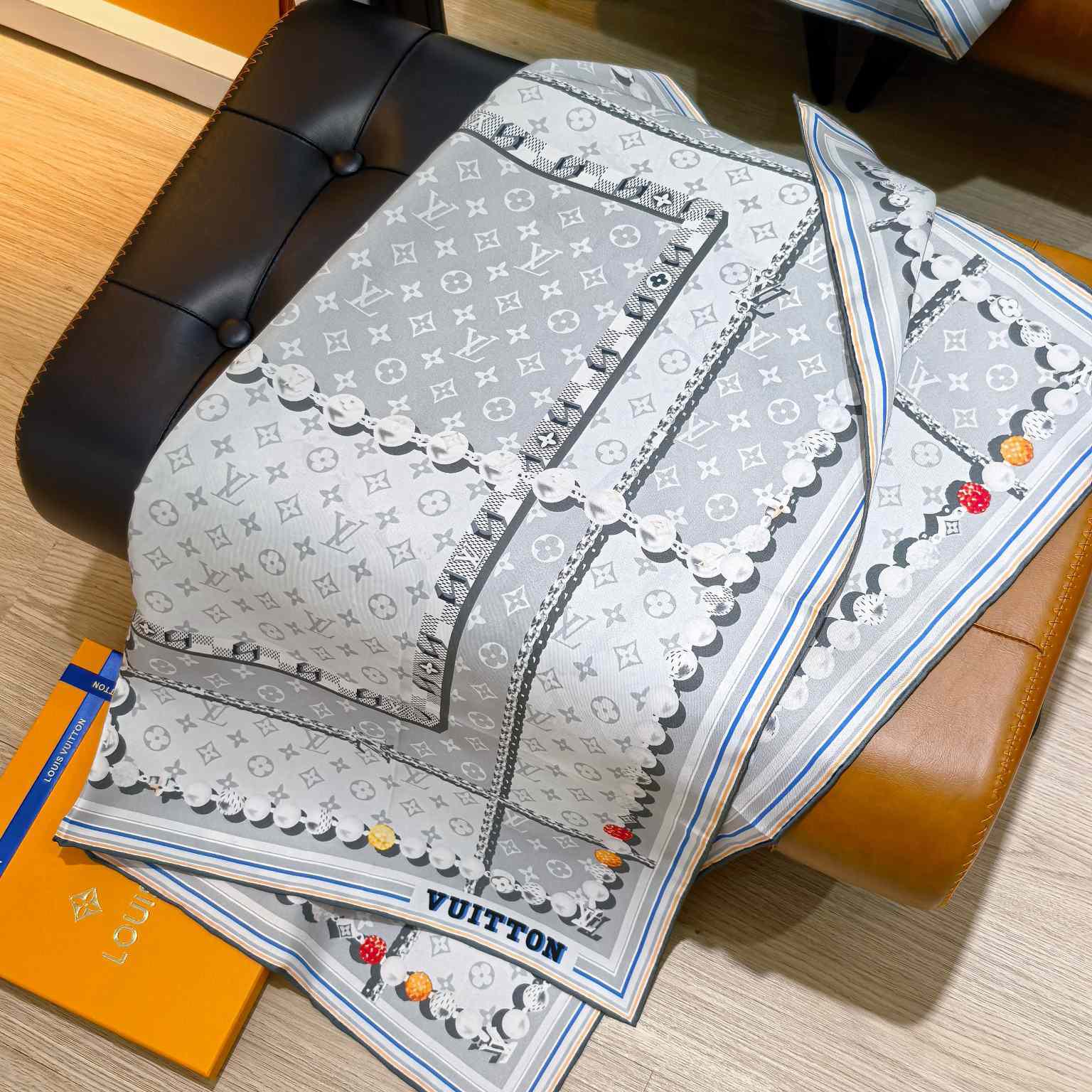 Louis Vuitton Dandy Monogram Silk Square   M94847 - DesignerGu