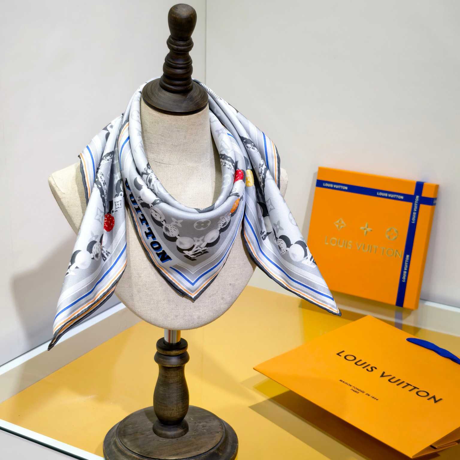 Louis Vuitton Dandy Monogram Silk Square   M94847 - DesignerGu