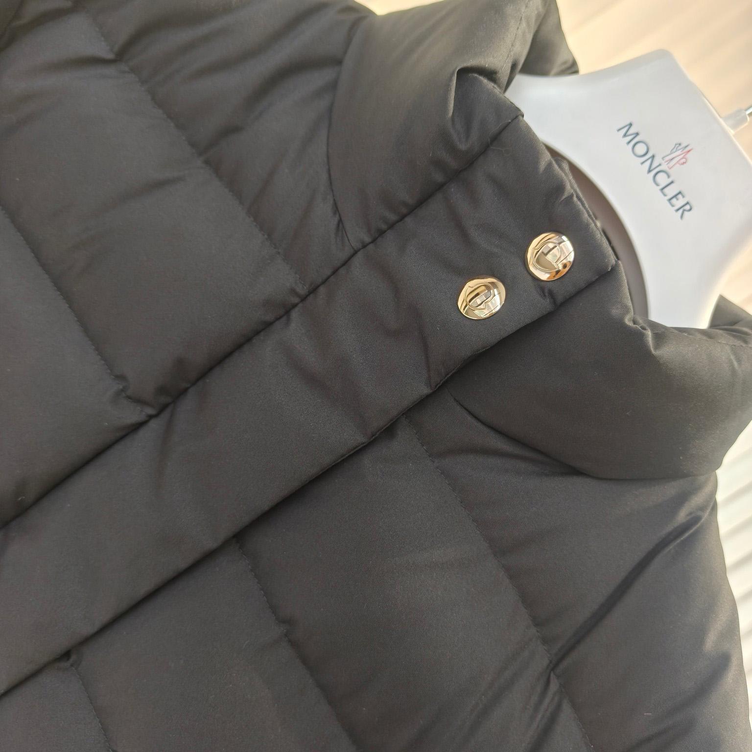 Moncler Bessettes Short Down Jacket - DesignerGu