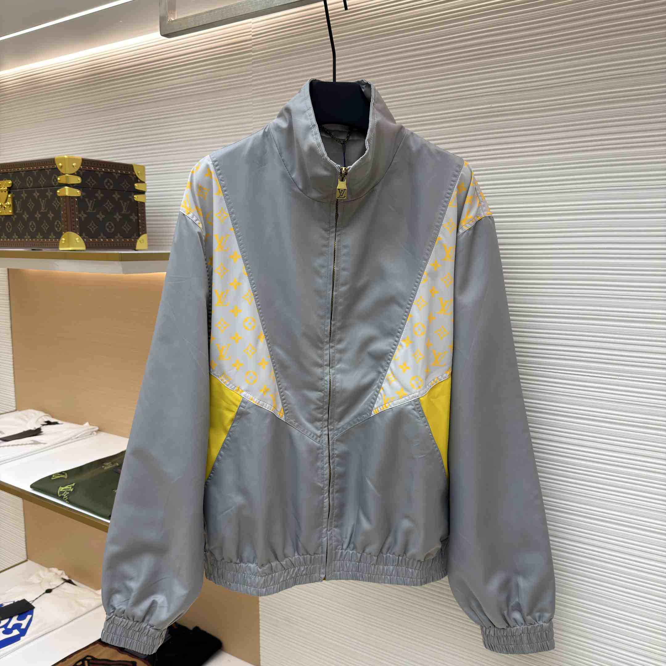 Louis Vuitton Monogram Track Top     1AHV38 - DesignerGu