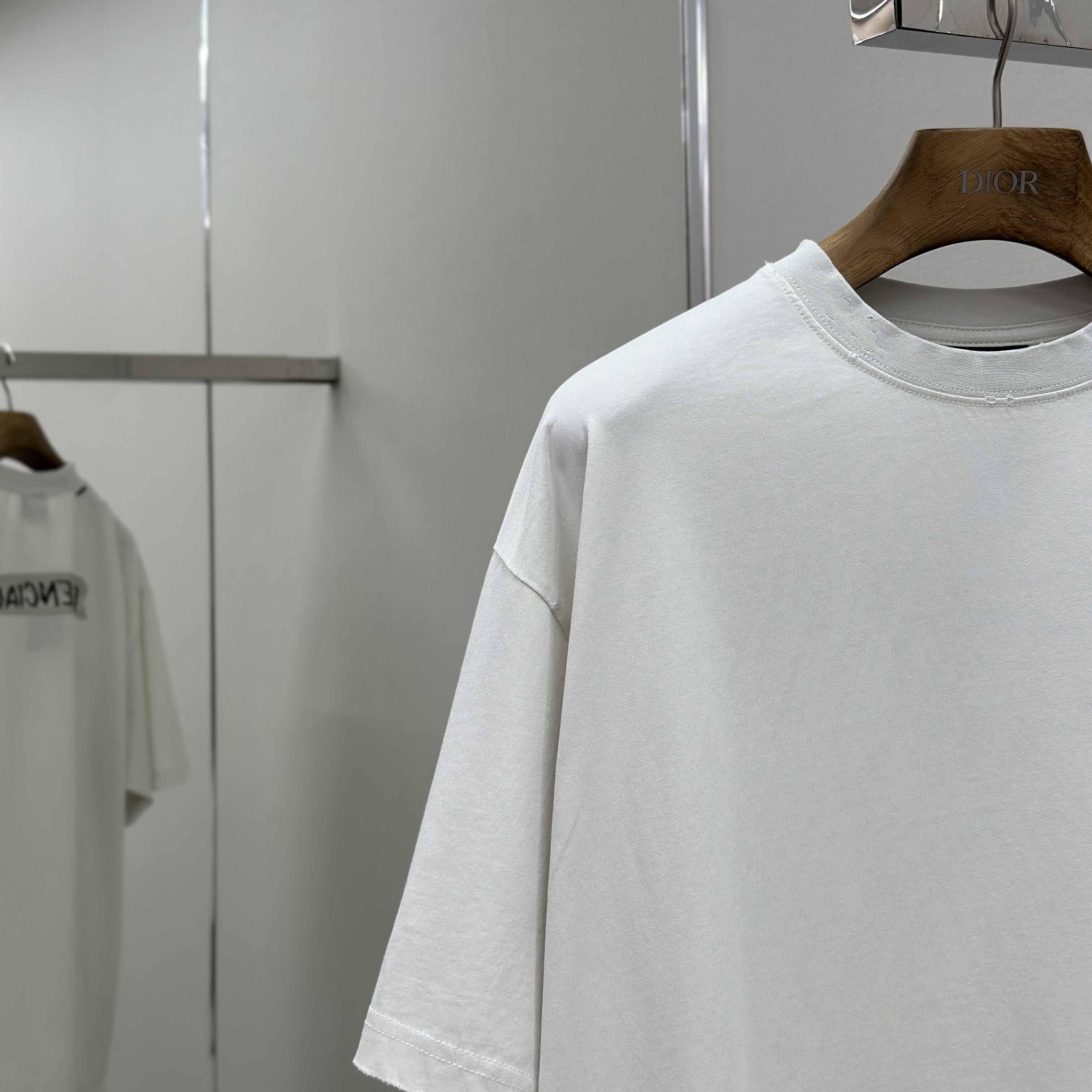 Balenciaga T-Shirt Medium Fit  - DesignerGu