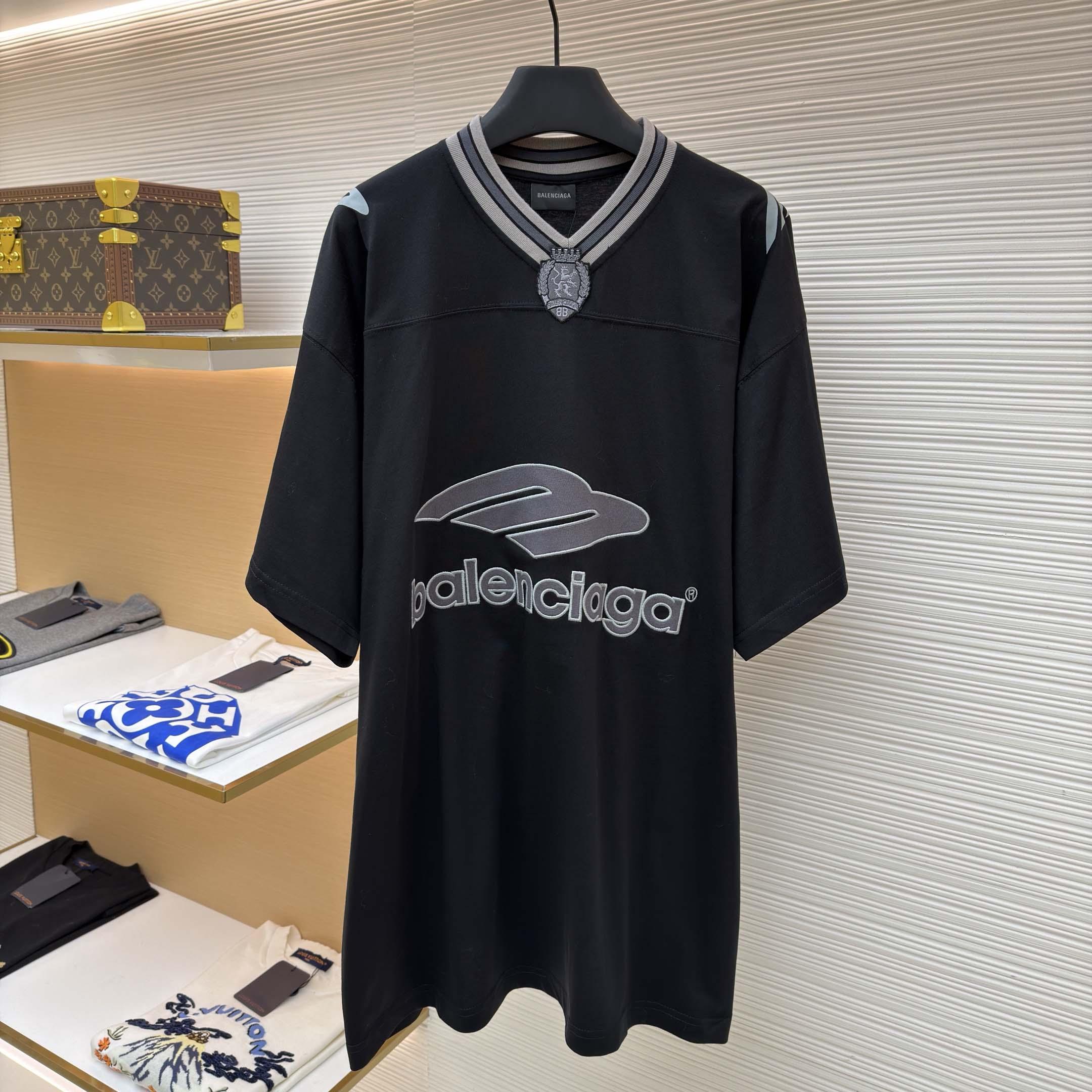 Balenciaga B Football V-Neck T-Shirt Oversized In Black - DesignerGu