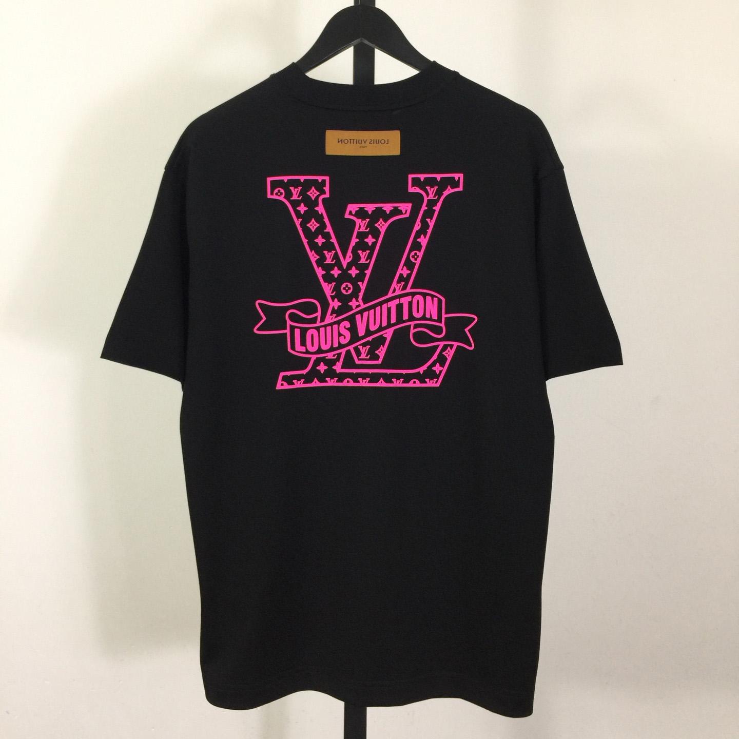 Louis Vuitton Cotton T-shirt Featuring Pink LV Logo Graphic On The Chest - DesignerGu