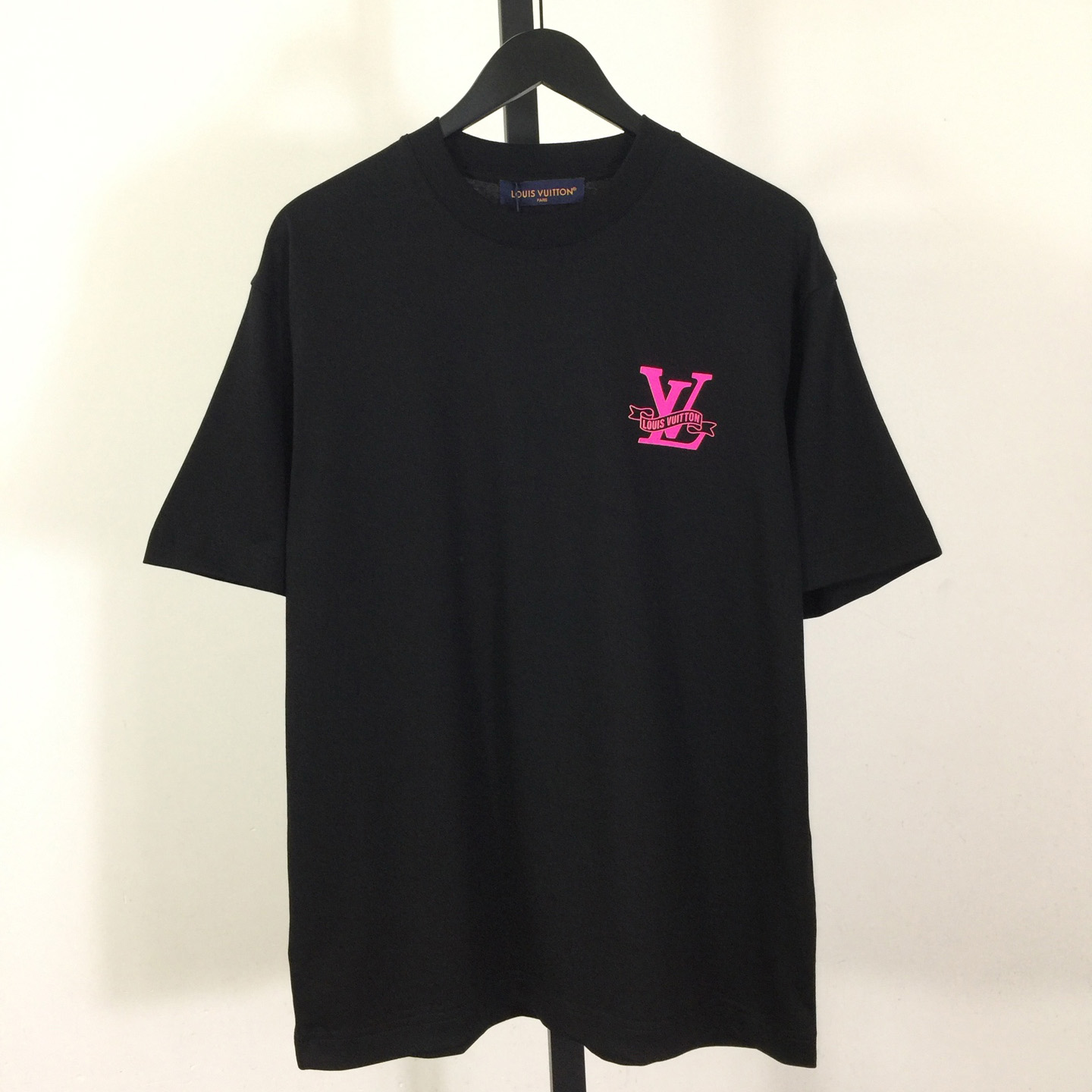 Louis Vuitton Cotton T-shirt Featuring Pink LV Logo Graphic On The Chest - DesignerGu