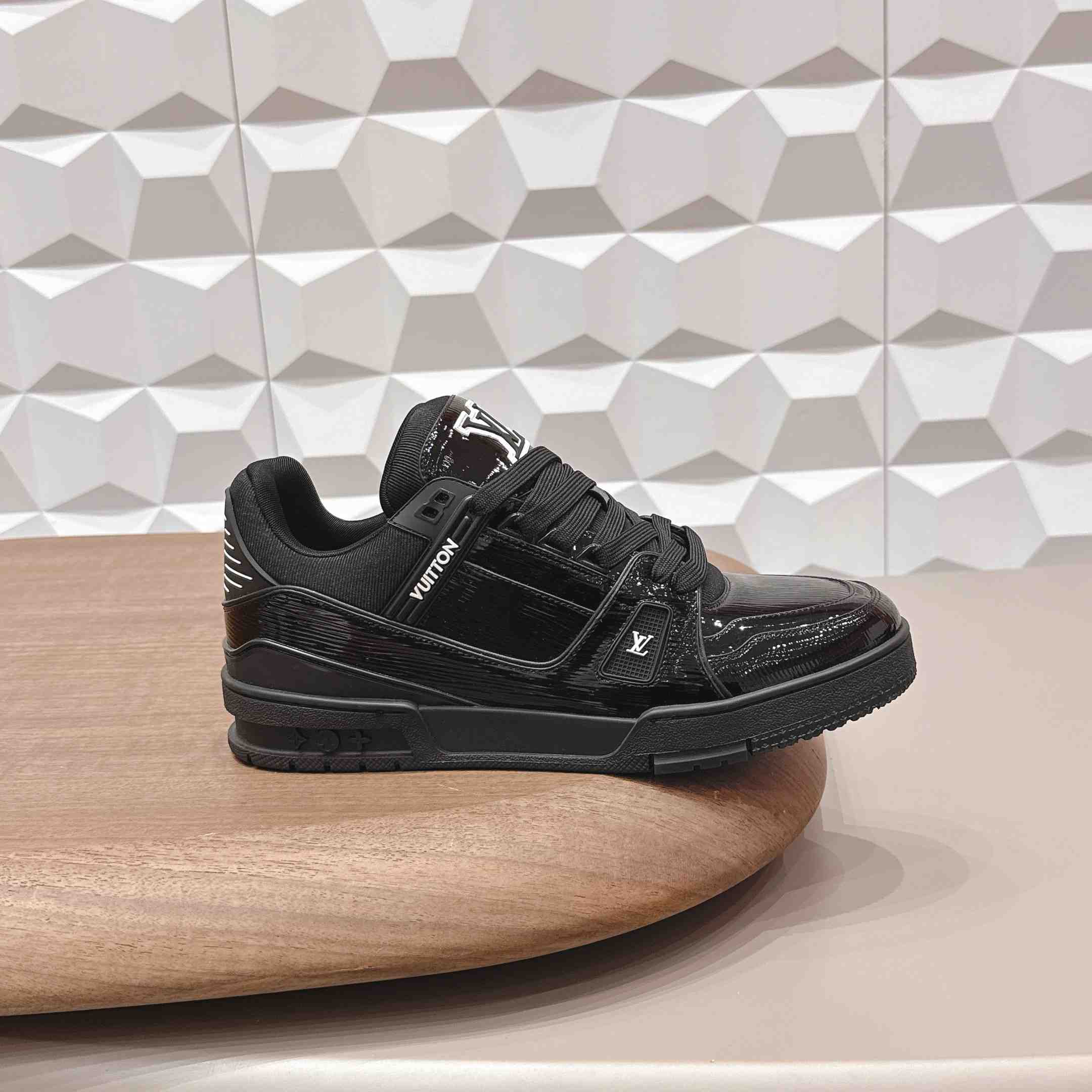 Louis Vuitton Trainer Sneaker 1AJ027 - DesignerGu