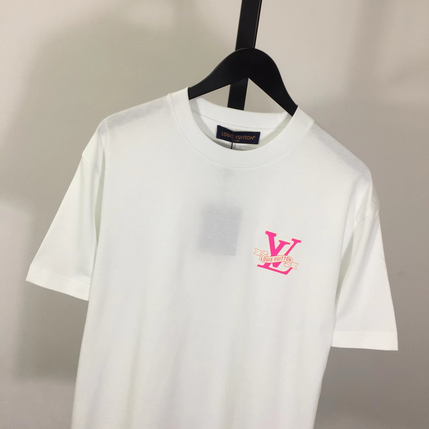 Louis Vuitton Cotton T-shirt Featuring Pink LV Logo Graphic On The Chest - DesignerGu