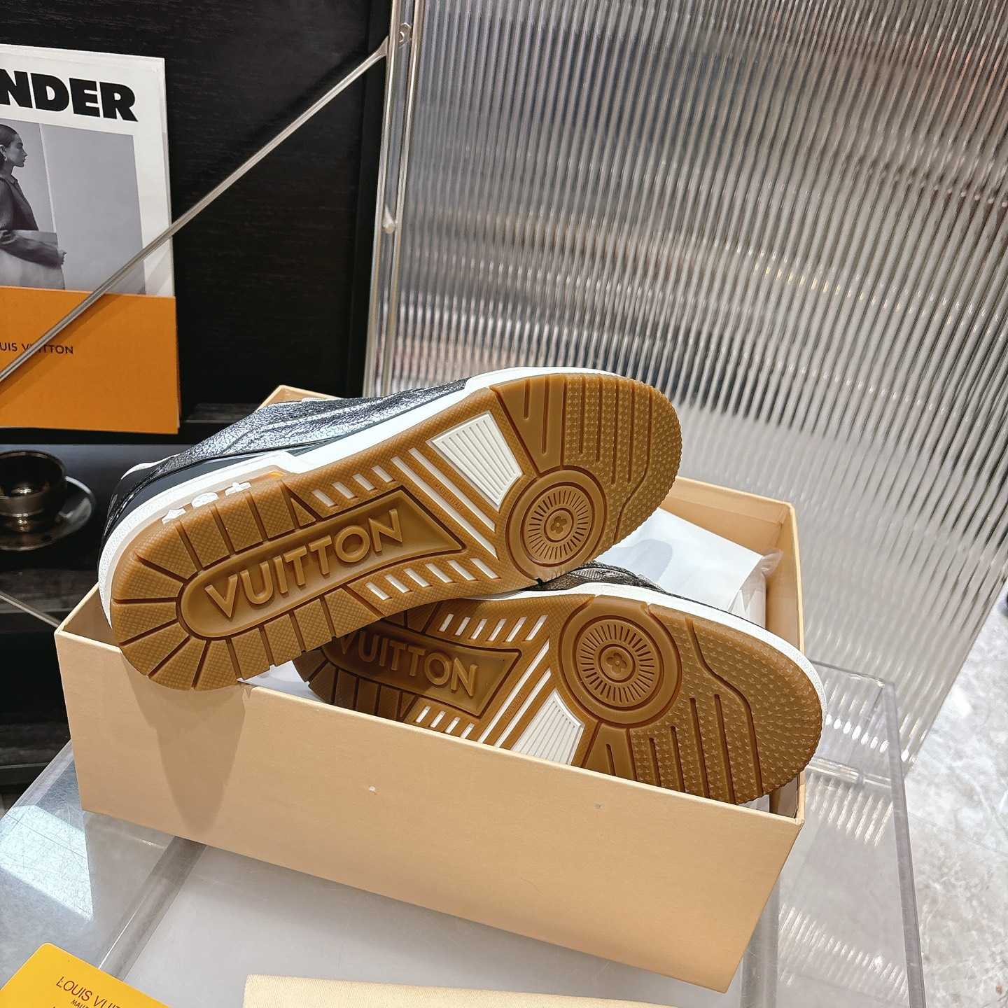 Louis Vuitton LV Trainer Sneaker    1AJ979 - DesignerGu