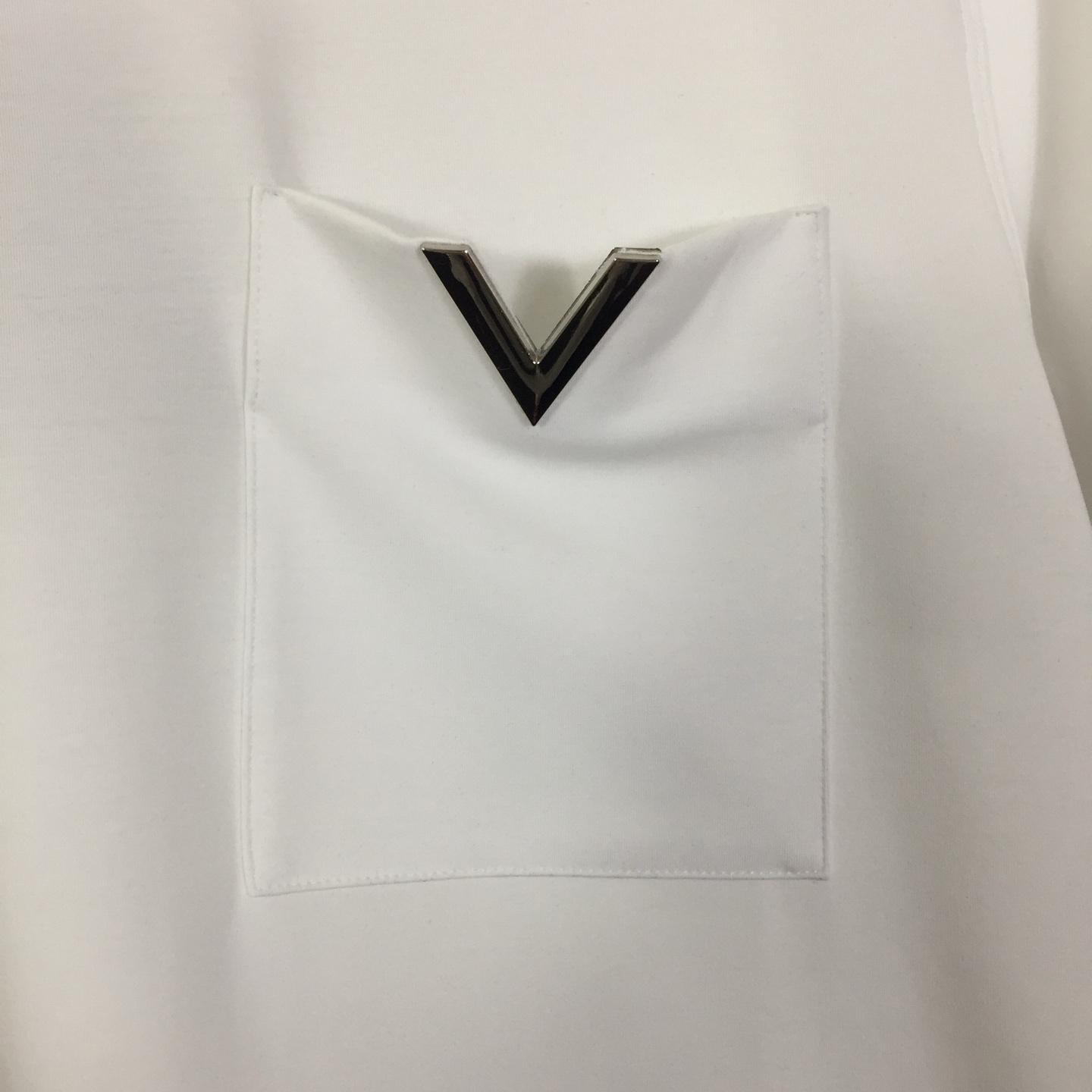 Louis Vuitton V Pocket Logo T-shirt - DesignerGu