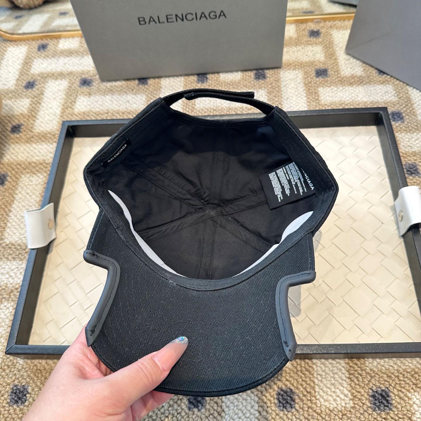 Balenciaga Laurel Classic Cap in Faded Black/red - DesignerGu