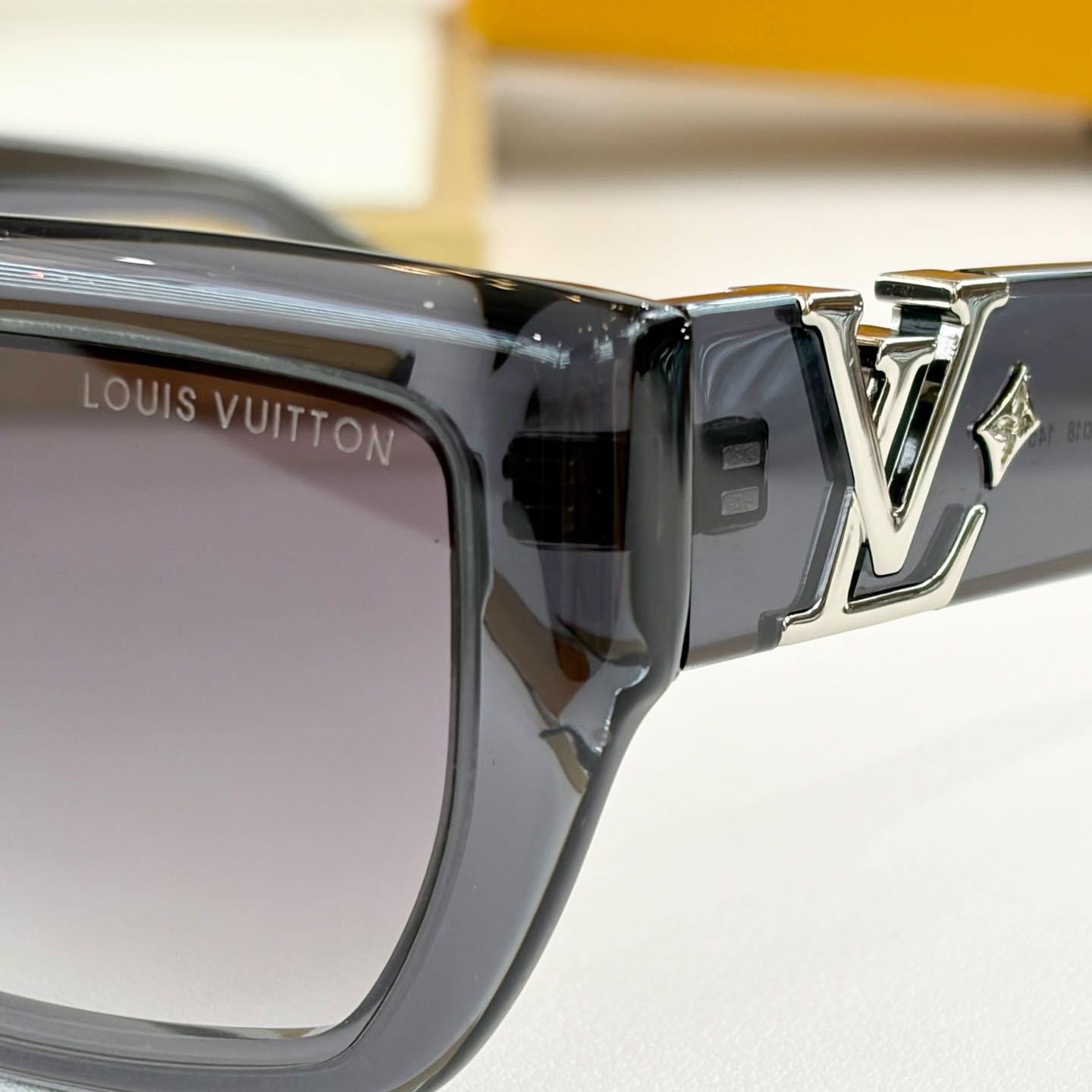 Louis Vuitton Sunglasses   Z2872U - DesignerGu