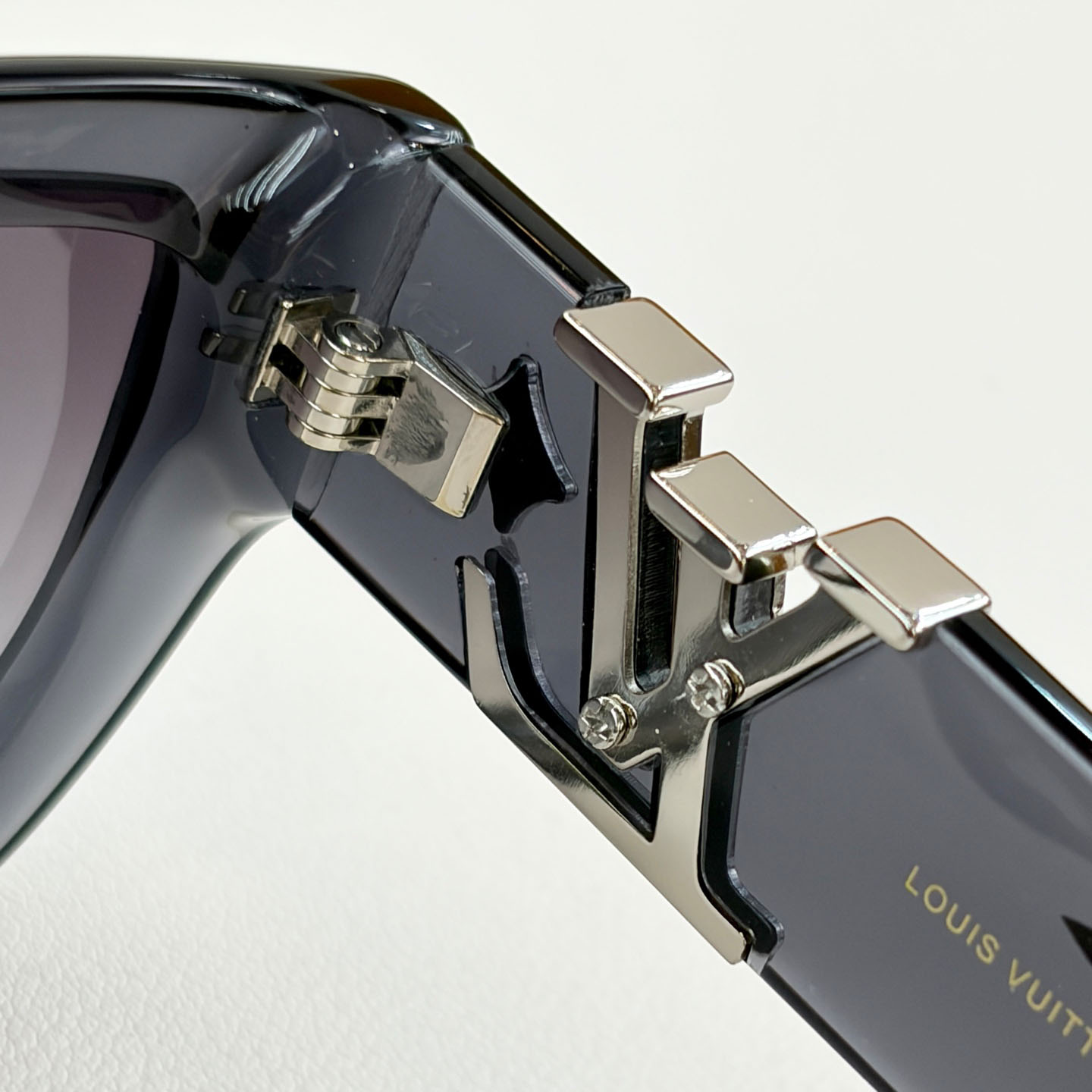 Louis Vuitton Sunglasses   Z2872U - DesignerGu