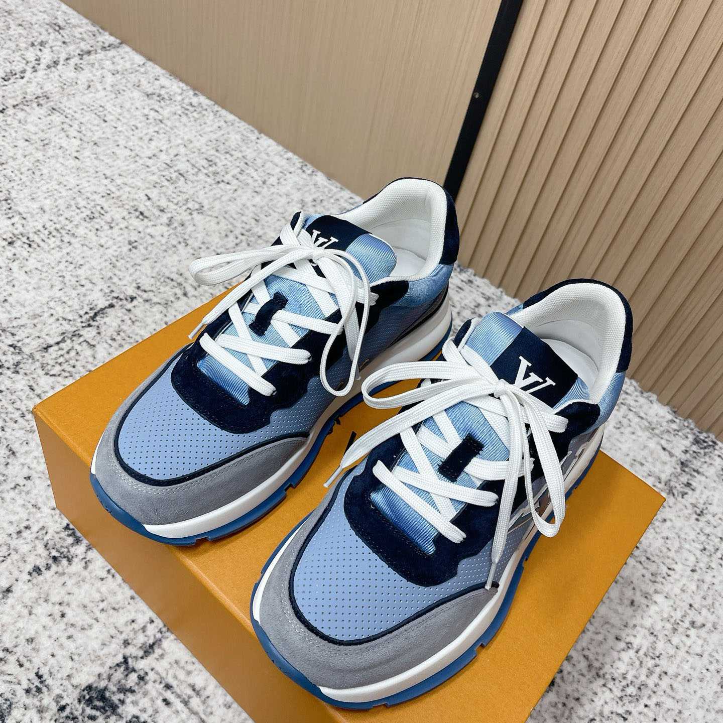 Louis Vuitton LV Classic Sneaker 1AIOJF - DesignerGu