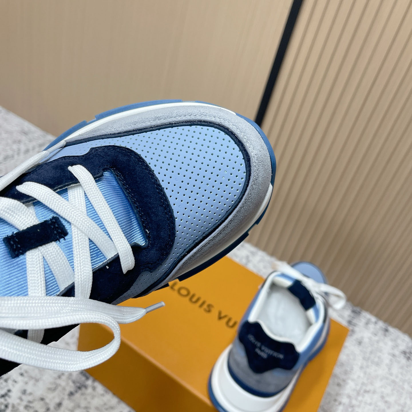 Louis Vuitton LV Classic Sneaker 1AIOJF - DesignerGu