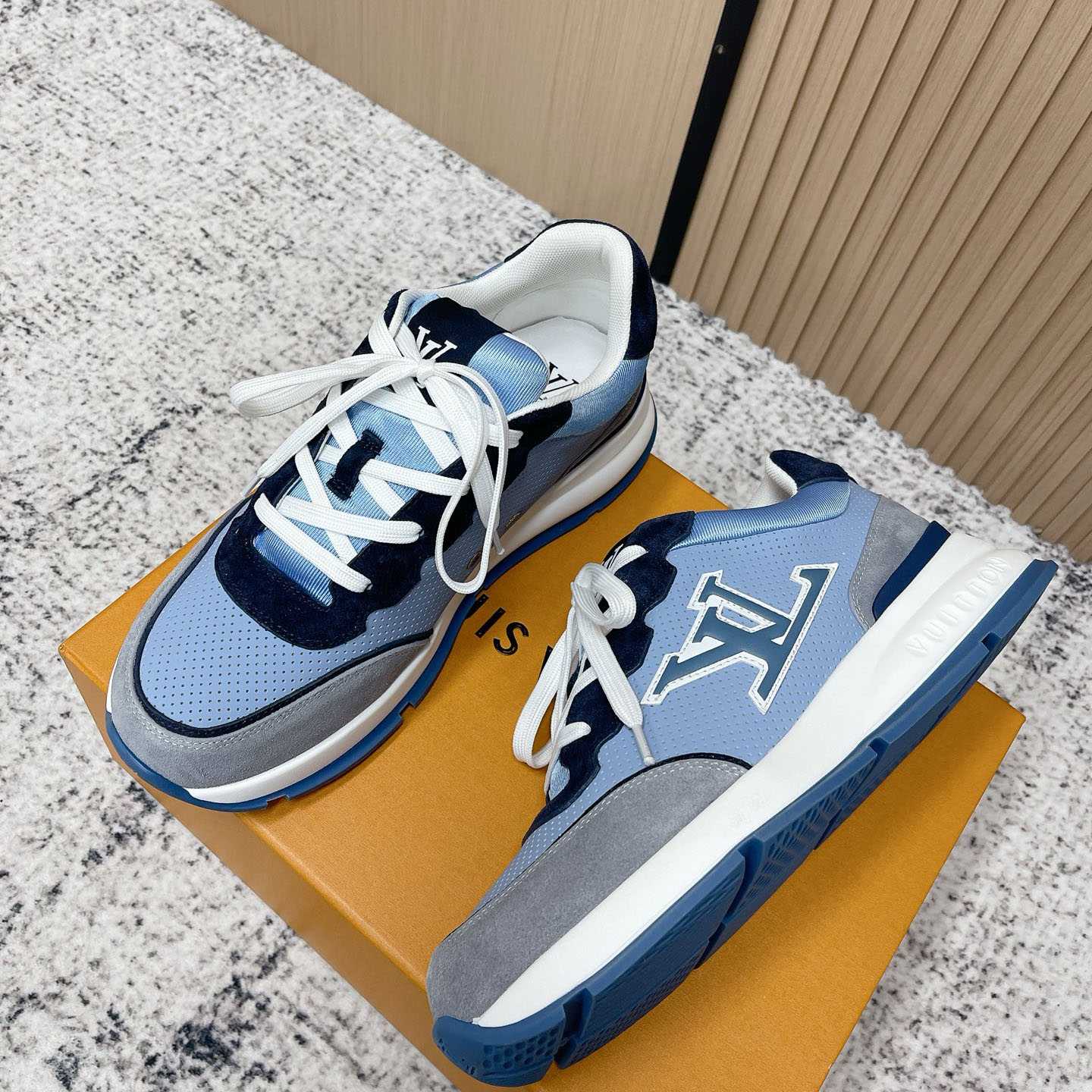 Louis Vuitton LV Classic Sneaker 1AIOJF - DesignerGu