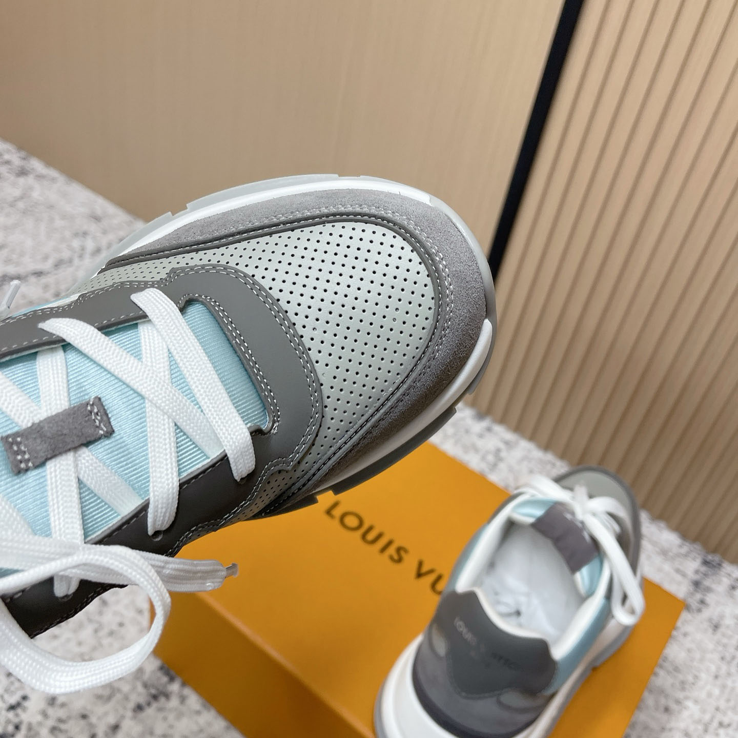 Louis Vuitton LV Classic Sneaker 1AIOGC - DesignerGu