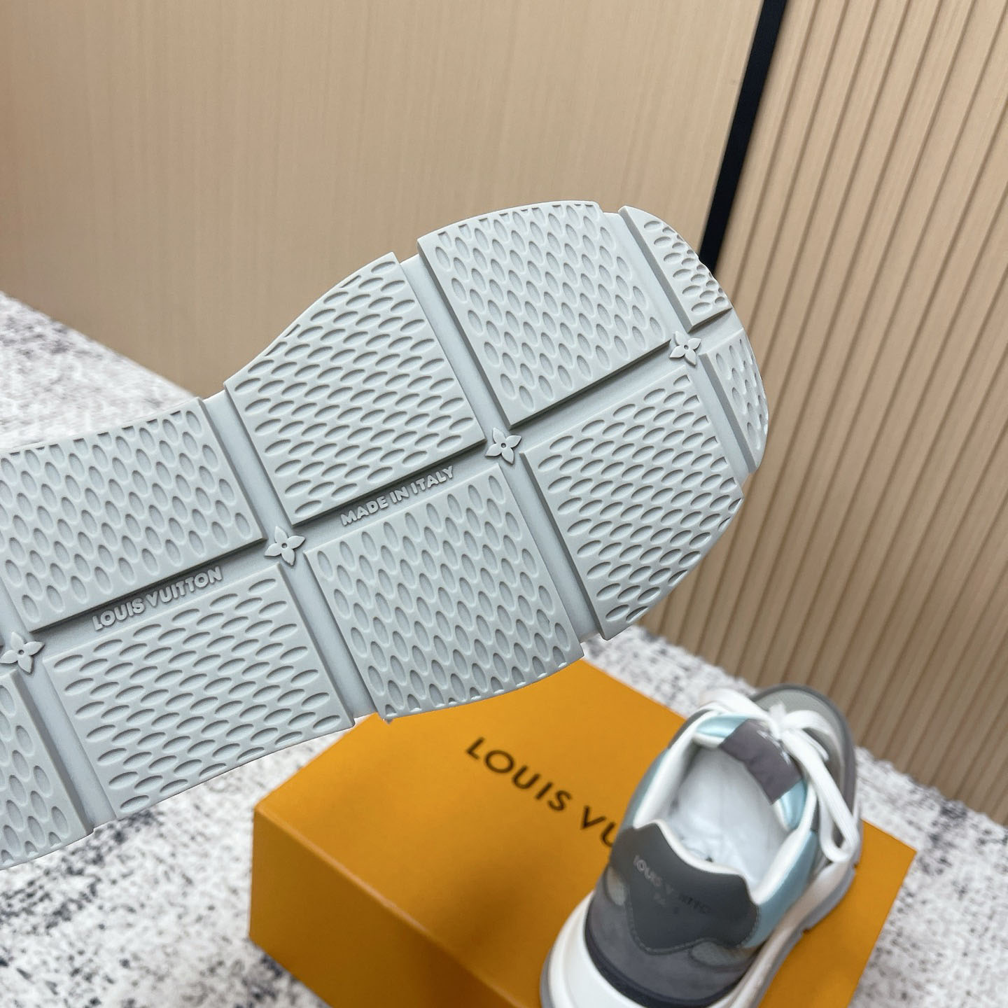 Louis Vuitton LV Classic Sneaker 1AIOGC - DesignerGu