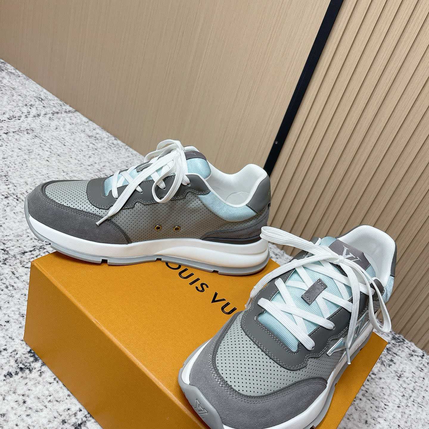 Louis Vuitton LV Classic Sneaker 1AIOGC - DesignerGu