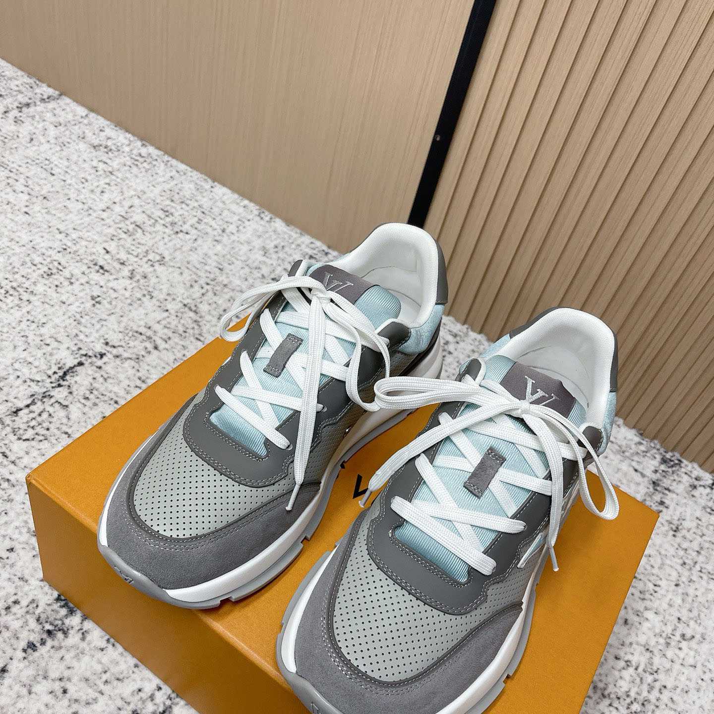 Louis Vuitton LV Classic Sneaker 1AIOGC - DesignerGu